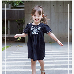 刺绣宽松连衣裙