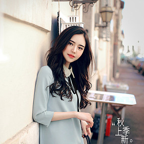 簡(jiǎn)約時(shí)尚輕便連衣裙